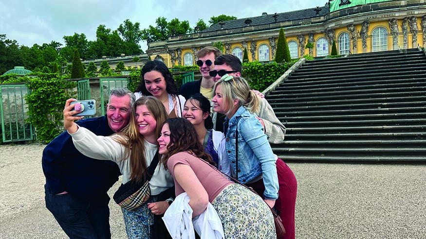 365-app-Ͷע*ֱ Choir Director Dr. Jon Hurty and students?outside Sanssouci Palace in Potsdam, Germany.