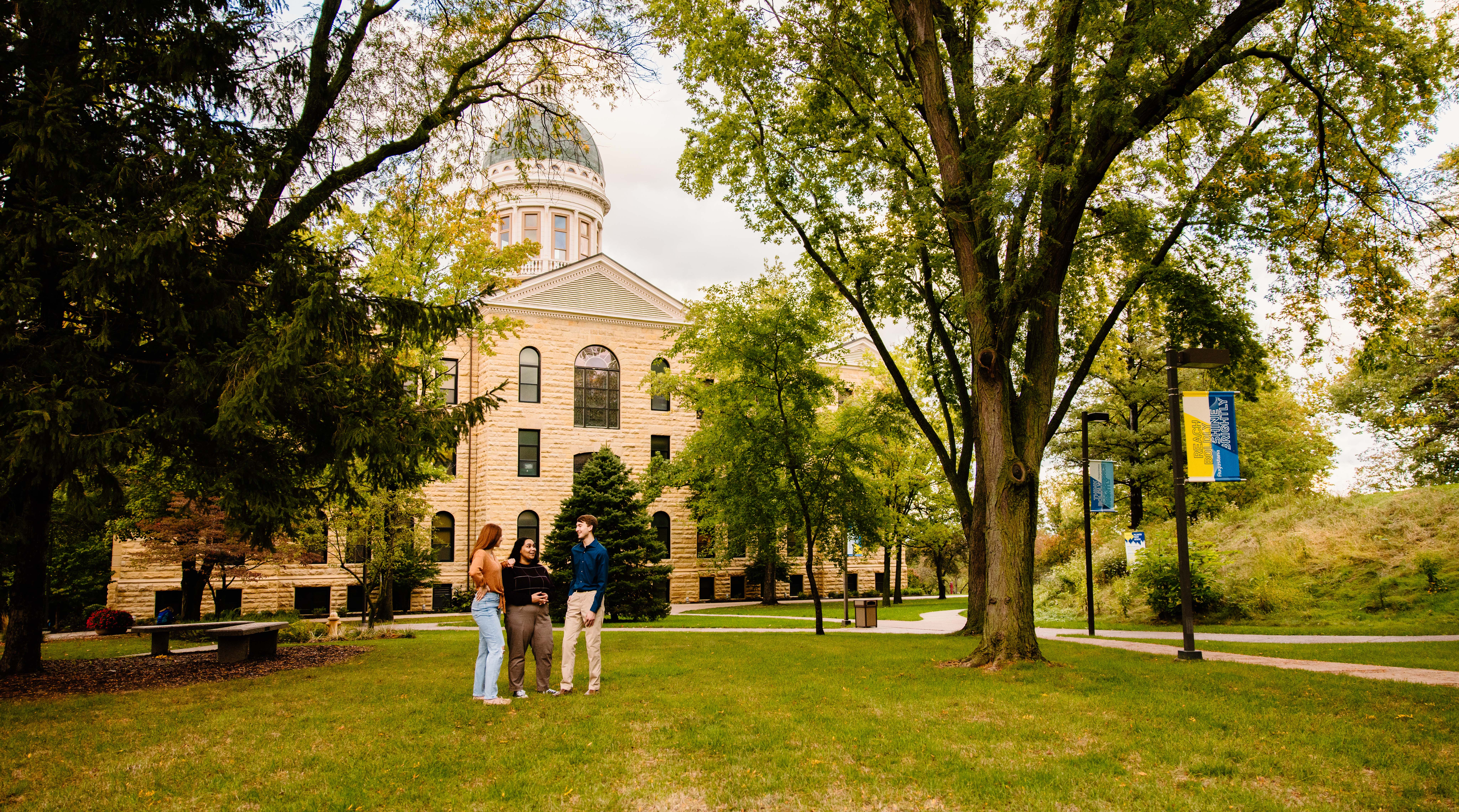 Students in front of Old Main on 365-app-Ͷע*ֱ's Quad.