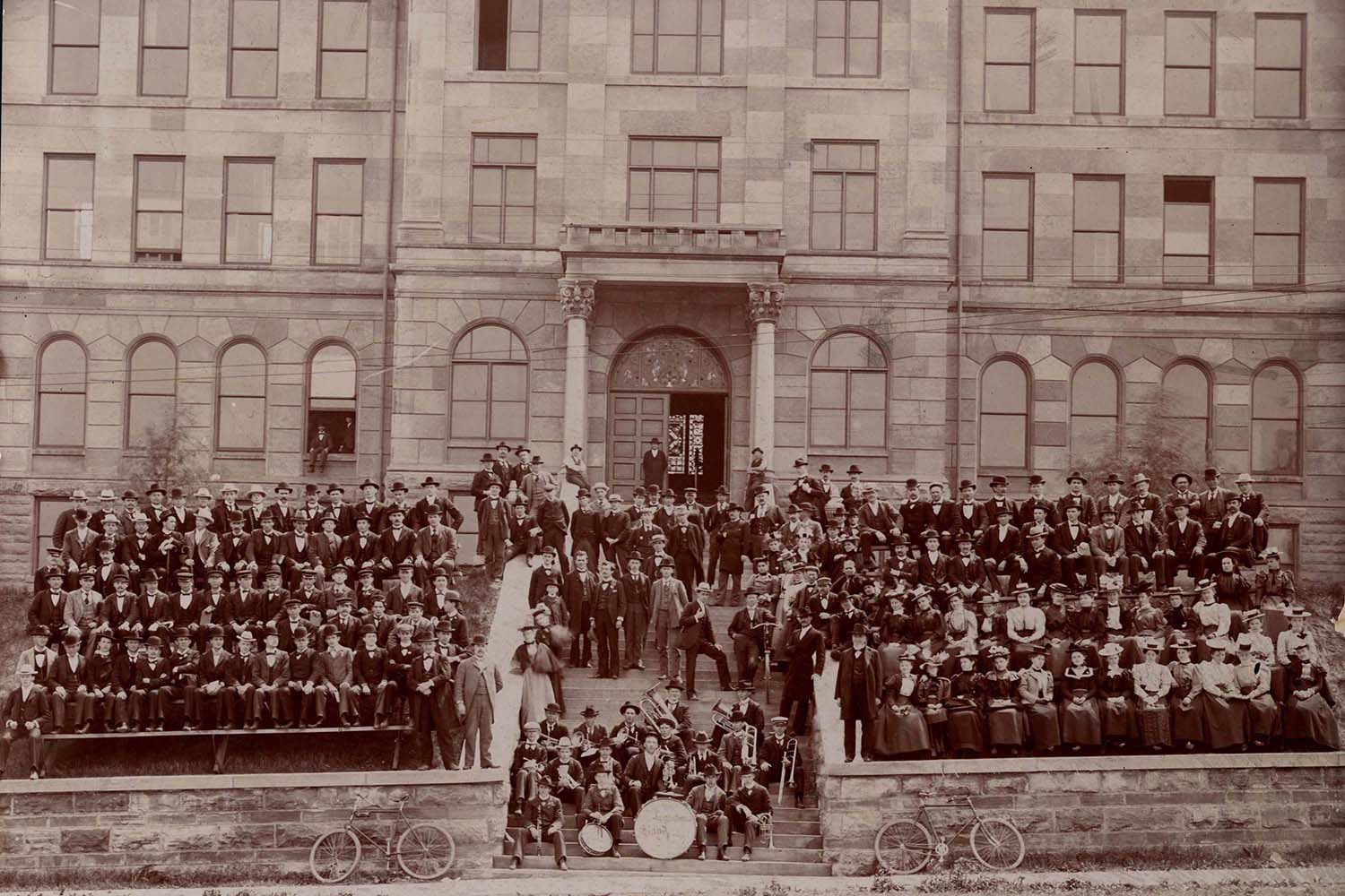 365-app-Ͷע*ֱ Band outside Old Main in the 1890s